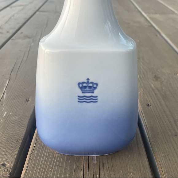 Royal Copenhagen Egeskov Castle Decanter Vase Made in Denmark - Picture 6 of 12